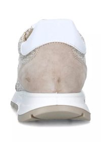 Sneaker in camoscio beige con dettagli in rete bianca e cappuccio sul tallone bianco. La suola è leggermente rialzata con un finish in gomma. Contrasto di texture sottile.