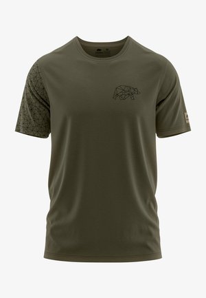 Olijfgroene T-shirt met korte mouwen. Heeft een geometrische beerafbeelding in het zwart op de borst en een patronenontwerp op de linker mouw.