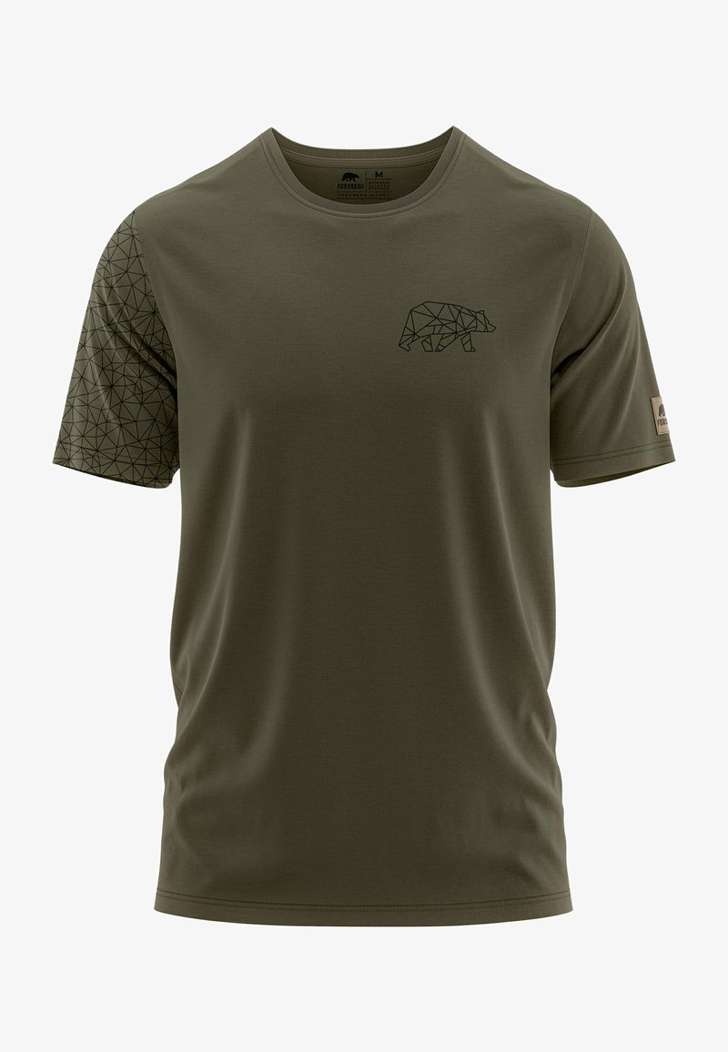Oliwkowa koszulka z krótkim rękawem. Na piersi znajduje się geometryczny nadruk w czerni przedstawiający niedźwiedzia, a na lewym rękawie jest wzorzysty wzór.