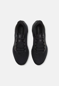 Schwarze Laufschuhe verfügen über ein Obermaterial aus Mesh, Schnürsenkel und eine strukturierte Sohle mit dezentem Branding. Das Design ist schlank und modern.
