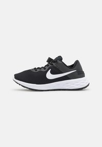 Scarpa da ginnastica nera con tomaia in rete, logo swoosh bianco e intersuola bianca imbottita. Presenta un design con lacci e suola nera.