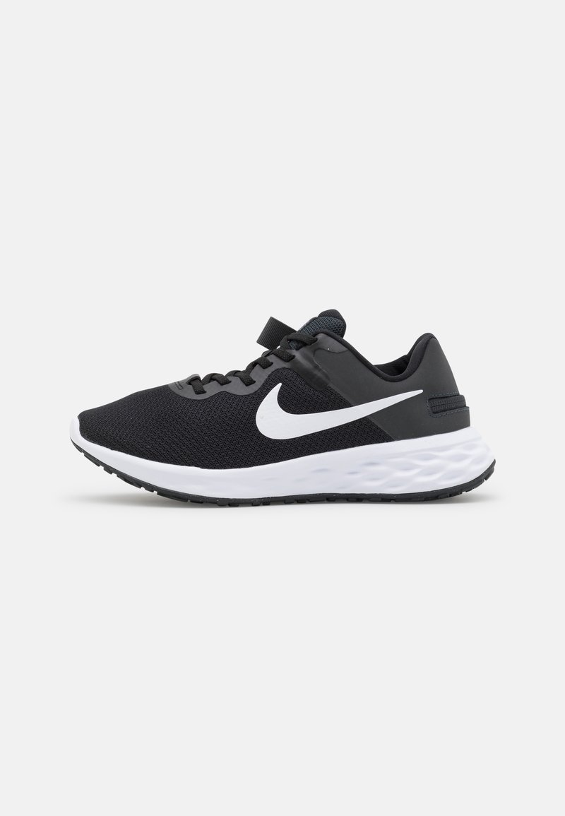 Scarpa da ginnastica nera con tomaia in rete, logo swoosh bianco e intersuola bianca imbottita. Presenta un design con lacci e suola nera.