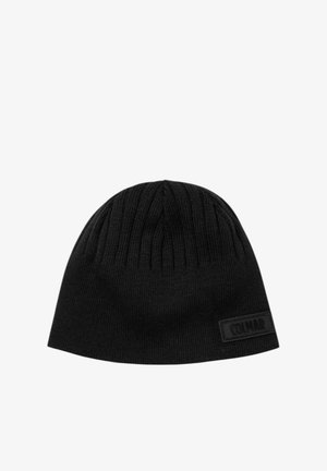 Cappello beanie nero lavorato a maglia con texture a coste e un'etichetta rettangolare nera con la scritta "COLMAR" in lettere in rilievo.