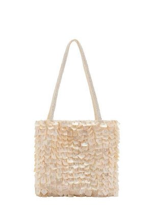 Beżowa torba na ramię wykonana z warstwowego materiału przypominającego muszlę o teksturowanej powierzchni; posiada dwa fabriczne paski dla łatwego noszenia.