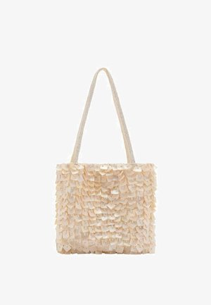 Beige boodschappentas gemaakt van gelaagd, schelpachtig materiaal met een gestructureerd oppervlak; voorzien van twee stoffen hengsels voor gemakkelijk dragen.