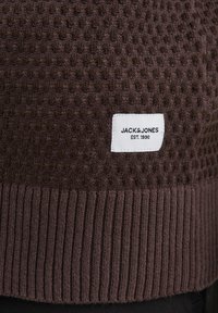Jack & Jones JJEATLAS CREW NECK - Jersey de punto - seal brown