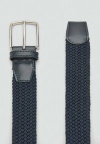Dunkelblauer geflochtener Stoffgürtel mit einer glatten Leder-Spitze und einer silbernen Metallschnalle. Verfügt über ein flexibles Design mit kunstvollen Flechtmustern.
