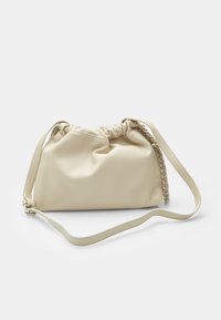 Roomkleurige tas van kunstleer met een geplooide bovenkant, verstelbare band en een gevlochten kettingaccent aan één kant. Soepele textuur.