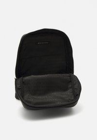Armani Exchange ZAINO UNISEX - Borsa a tracolla - black