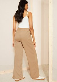 Friends Like These TEXTURED WIDE LEG WITH ELASTICATED WAIST - Nadrágok - brown