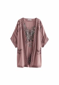 Kimono rose clair avec des broderies noires détaillées de fleurs et de papillons, doté de manches larges et d'une bordure à motifs le long des bords.