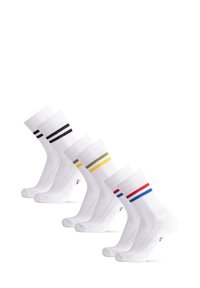 Valkoiset sukat, joissa on ribbitetty pinta, ja värikkäät raidat: kaksi mustaa, yksi keltainen ja yksi punainen sinisellä, järjestettynä riviin.