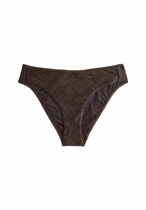 Sötétbarna bikini alsó finom textúrájú mintával és sima béléssel, fehér háttér előtt látható.