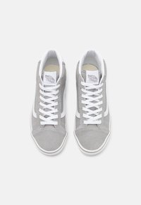 Zapatillas altas de ante gris claro con detalles en blanco. Presentan un diseño clásico de cordones y un collar acolchado para mayor soporte.