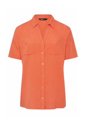 Camisa naranja de manga corta con botones, cuello y dos bolsillos en el pecho, ajuste holgado y casual.