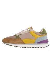 Scarpa da ginnastica atletica con una combinazione di suede e mesh in marrone, verde, giallo e blu. Suola spessa bianca con accento viola sul tallone.