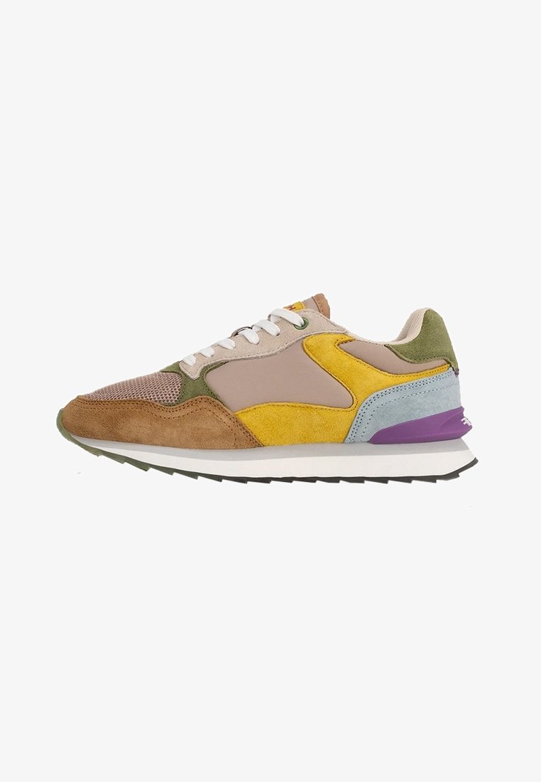 Scarpa da ginnastica atletica con una combinazione di suede e mesh in marrone, verde, giallo e blu. Suola spessa bianca con accento viola sul tallone.