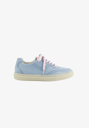 Light blue leather sneaker with pink laces, rounded toe, textured sole, and stitched accents on the upper. Classic casual design.