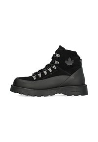 Scarpe da trekking nere in suede e gomma, con occhielli metallici, suola texturizzata e logo di una foglia di acero sul lato.