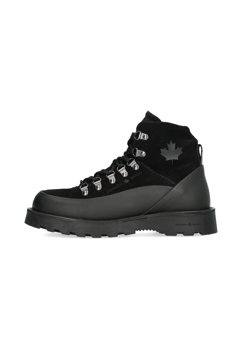Scarpe da trekking nere in suede e gomma, con occhielli metallici, suola texturizzata e logo di una foglia di acero sul lato.