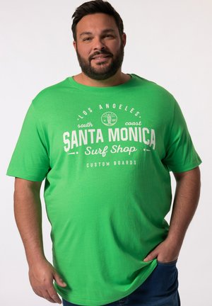 Grøn kortærmet t-shirt med rund hals, med hvid tekst "Santa Monica Surf Shop" og grafik. Blødt, let stof.