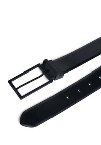 Cintura in pelle nera con fibbia quadrata nera opaca. Presenta diversi fori per la regolazione della misura e una finitura liscia e texture.