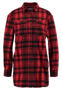 Camicia in flanella a quadri rossi e neri con chiusura a bottoni, due tasche sul petto e maniche lunghe; tessuto testurizzato con un classico motivo a scacchi.