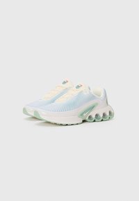 Leichte Sportschuhe mit einem Obermaterial aus Mesh in Blau und Creme, mit grünen Akzenten und einer abgerundeten Sohle mit sichtbarer Luftpolsterung.