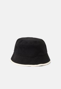 Μαύρο καπέλο bucket από φούτερ με υφή, που διαθέτει αντίθετο λευκό τριμ στις άκρες. Στρογγυλή κορυφή και φαρδιές, κεκλιμένες πλευρές.