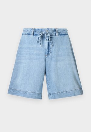 Ανοιχτό μπλε τζιν σορτς με ψηλή μέση, ζώνη με δέσιμο μπροστά, θηλιές για ζώνη και φαρδιά γραμμή στο κάτω μέρος σε μονόχρωμο φόντο.