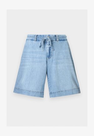 Shorts in denim azzurro chiaro con vita alta, cintura con fiocco davanti, passanti per cintura e design a gamba larga su sfondo semplice.