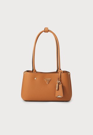 Borsa a tracolla in pelle tan con due manici, una placca con logo triangolare, dettagli in metallo e un'etichetta rimovibile. Texture liscia e design strutturato.