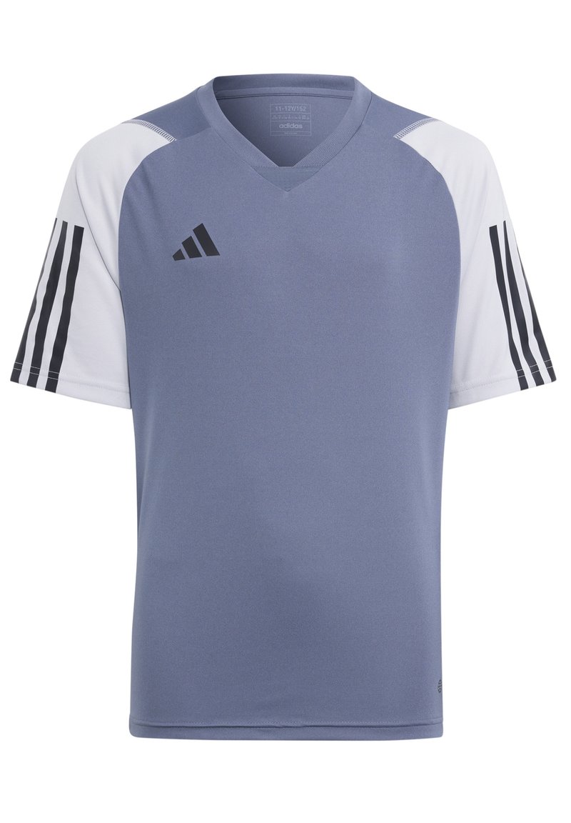 Helles blaues Sporttrikot mit kurzen weißenÄrmeln, ausgestattet mit einem V-Ausschnitt, schwarzem adidas-Logo auf der Brust und schwarzen Streifen an den Ärmeln.
