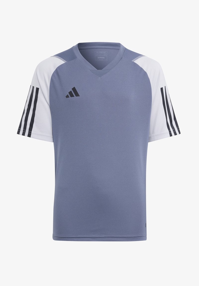 Helles blaues Sporttrikot mit kurzen weißenÄrmeln, ausgestattet mit einem V-Ausschnitt, schwarzem adidas-Logo auf der Brust und schwarzen Streifen an den Ärmeln.