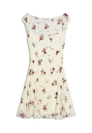 Krémové čipkované šaty s krátkymi kapkovými rukávmi a malým červeným a ružovým kvetinovým vzorom, priliehavý pás a rozšírená sukňa.