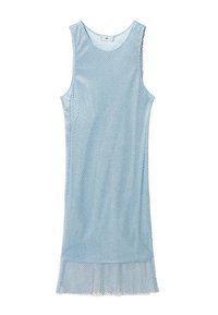 Robe en mesh bleu clair avec un design ajusté sans manches, dotée d'un ourlet évasé et d'une texture respirante. Style décontracté adapté aux superpositions.