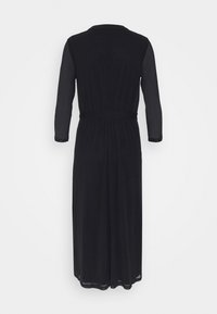 Schwarzes langes Kleid mit durchsichtigen langen Ärmeln und taillierter Taille, von hinten vor einem schlichten hellen Hintergrund gezeigt.