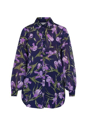 Camisa de botones azul marino con un patrón floral de flores moradas y hojas verdes, hecha de una tela ligera y transparente.