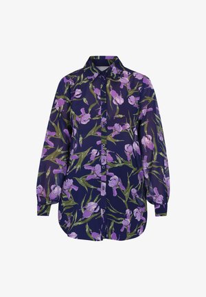 Tumesinise nööbitud särk, millel on lilleline muster, kus on lillad lilled ja rohelised lehed, valmistatud kergest ja läbipaistvast kangast.