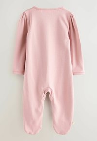 Body a maniche lunghe color rosa chiaro realizzato in morbido cotone. Presenta spalle arricciate, chiusura a scatto sul fondo e superficie liscia.