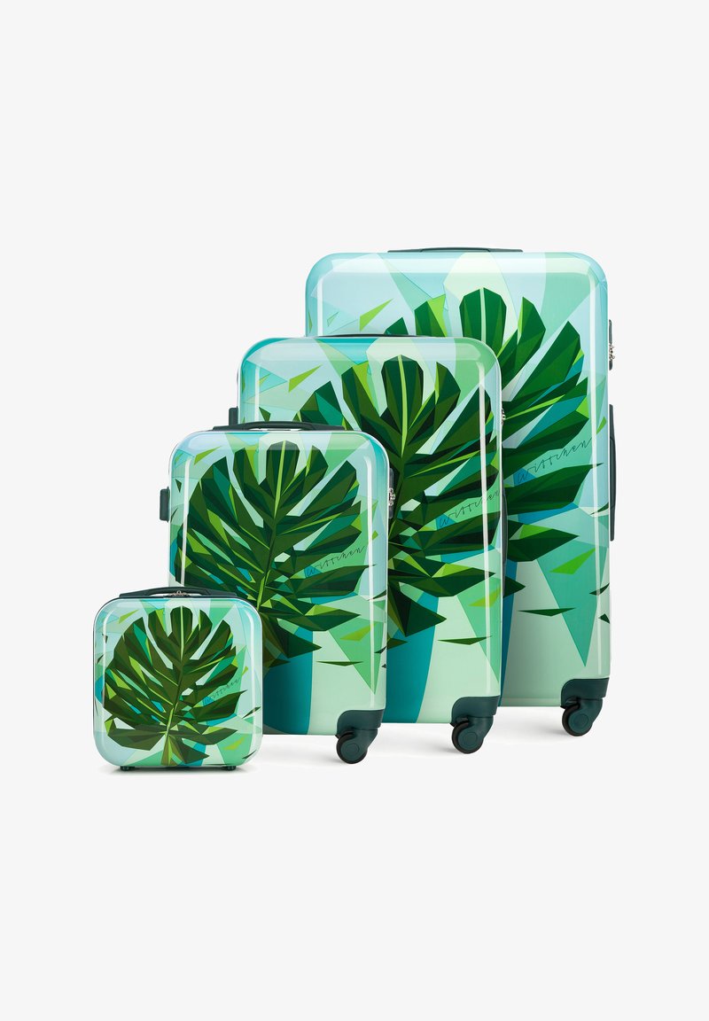 Quattro valigie rigide di diverse dimensioni, con un design di foglia tropicale verde su uno sfondo blu chiaro, dotate di ruote e dettagli neri.