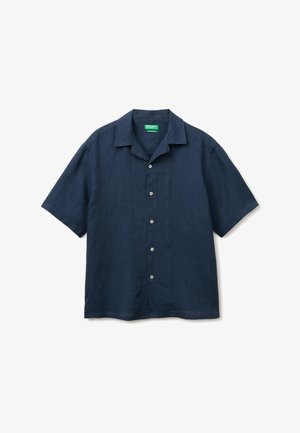Camisa de lino azul marino de manga corta con cuello campestre y cinco botones blancos en la parte delantera.