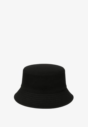 Cappello bucket nero in cotone con tesa inclinata verso il basso e corona piatta, mostrato su sfondo bianco.