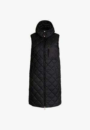 Gilet matelassé noir isolé avec une capuche, présentant une fermeture éclair à l'avant, une fermeture à pression et une poche poitrine. Texture lisse et longueur longue.