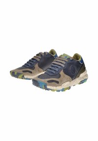 Calzature caratterizzate da una combinazione di pelle blu scuro e camoscio beige, con una suola a motivo camuffato nei toni del verde e del blu. Dettagli testurizzati sui lati.