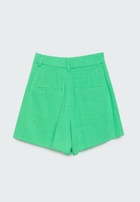 Pantaloni corti verdi in lino con design sartoriale, dotati di cinturino, due tasche posteriori e una finitura liscia e texture.