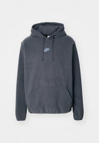 Šedá fleecová mikina s klokaní kapsou, černými šňůrkami a modrým logem Nike na hrudi. Měkká textura a volný střih.