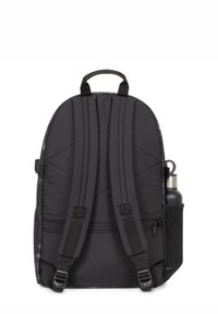 Svart ryggsäck med vadderade remmar, en sidoficka i nät för en vattenflaska och strukturerade detaljer på baksidan för ökad komfort.