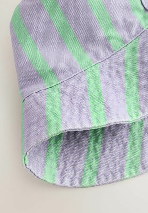 Cappello a secchiello a righe lavanda e verde, realizzato in tessuto testurizzato. Presenta una larga visiera e dettagli cuciti lungo il bordo.