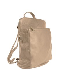 Sac à dos en cuir beige avec une surface texturée, des poches zippées et des sangles d'épaule réglables. Il dispose d'une poignée supérieure pour le transport.